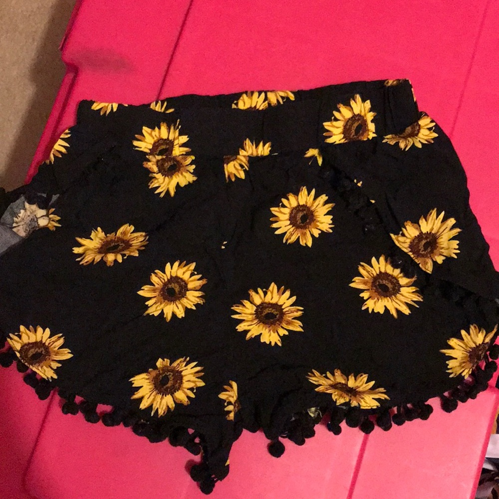 Sunflower Shorts 🌻 - size xs